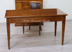 Scrivania classica da studio o ufficio in legno massiccio di noce con intarsio